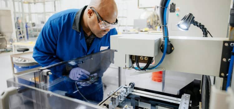 Apple Expands US Manufacturing to Boost iPhone Supply Line