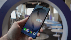 Samsung Tests S26 Ultra Privacy Screen for Public Use 