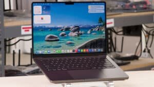 Apple Tests AI Memory Compression in M5 MacBooks