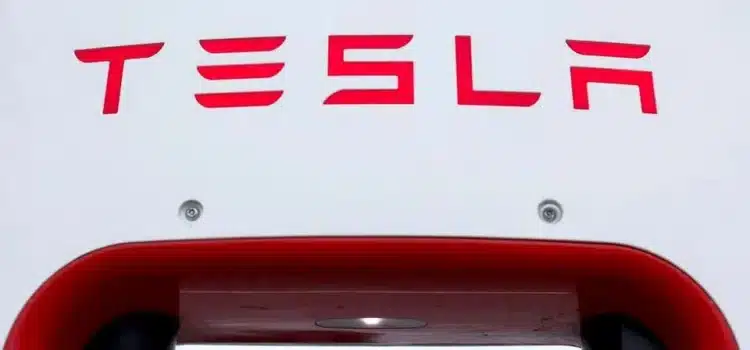 Tesla Shares Drop as Energy-Storage Deployments Miss Expectations 